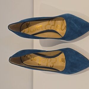 These are super cute size 7 sam edelman teal heels 👠. Worn once indoors.